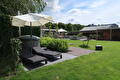 Tuin met ligbedden en hottub
