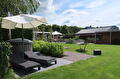 Tuin met ligbedden en hottub